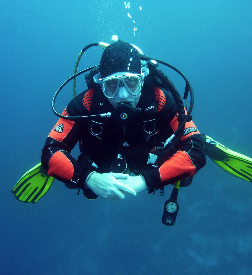 Diver cross-legged by Joakant via Unsplash